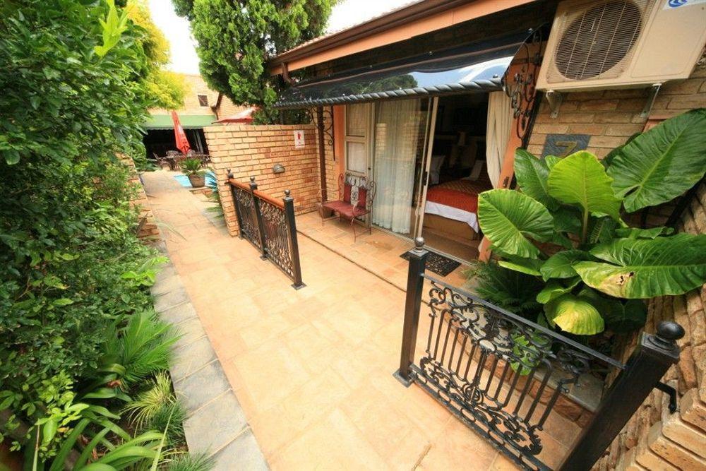 Le Cozmo Guesthouse Johannesburg Exterior foto