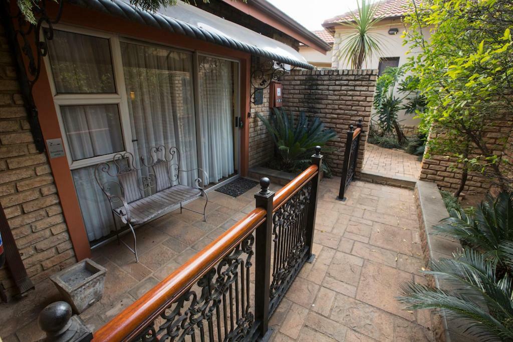 Le Cozmo Guesthouse Johannesburg Exterior foto